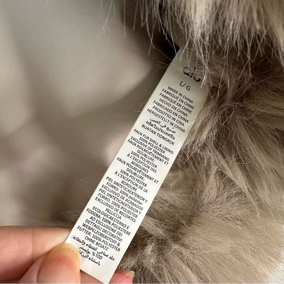 ALO YOGA Opulent Faux Fur Cropped Vest in Oat Beige SZ L - Picture 6 of 11